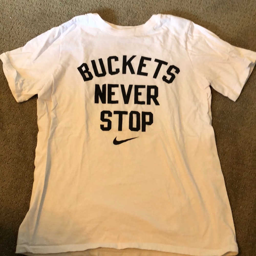Kids nike basketball shirt. Large